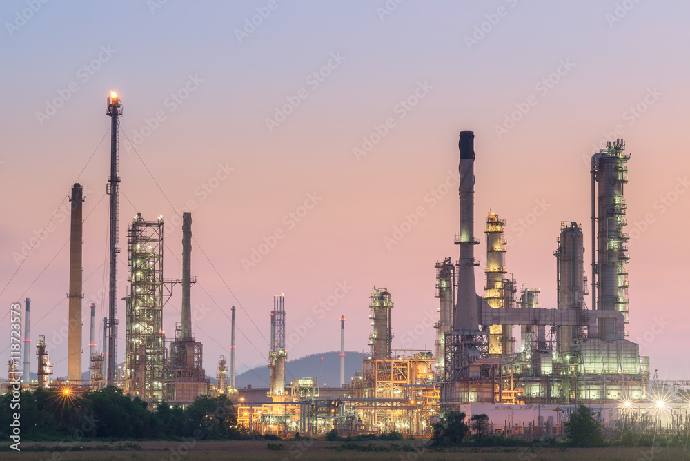 Fototapeta premium Oil refinery at twilight