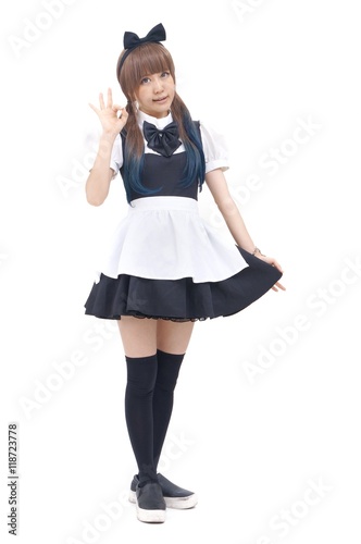 女性モデルが、メイド服を着ています。この画図の背景は、白色です。