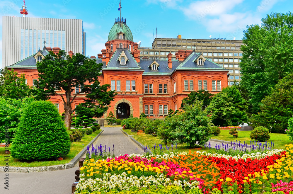 Naklejka premium Widok byłego biura rządu Hokkaido w Sapporo, Hokkaido, Japonia.
