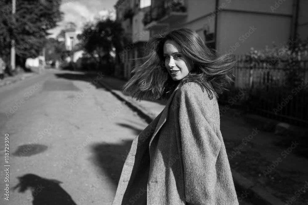 Naklejka premium young beautiful girl posing on camera