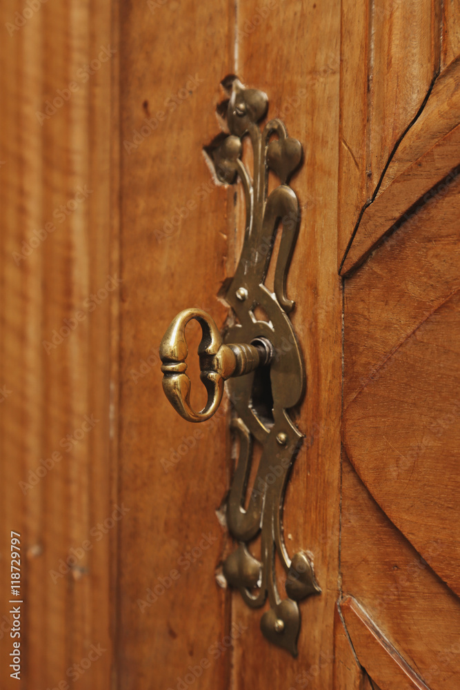 serrure ancienne sur porte en bois Stock Photo | Adobe Stock