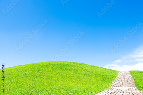青空と緑の丘