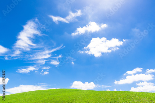 青空と緑の丘