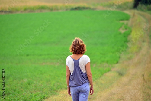 una donna ammira un panorama di campagna