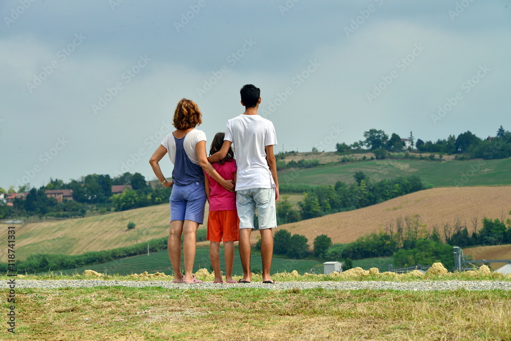 una famiglia ammira un panorama di campagna