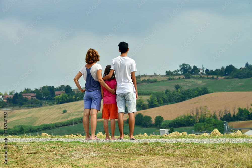 una famiglia ammira un panorama di campagna una famiglia ammira un panorama di campagna