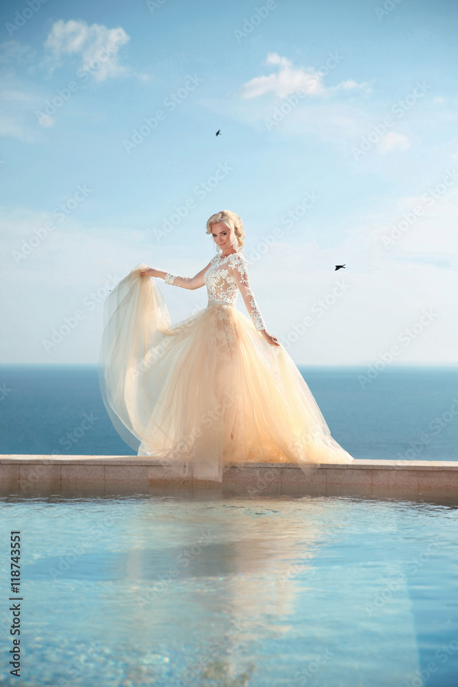 Naklejka premium Beauty Portrait of gorgeous bride in wedding dress with blowing