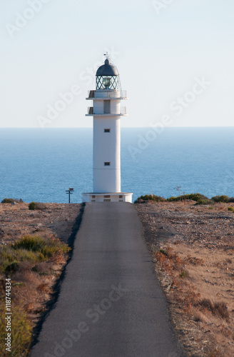 Fomentera, Isole Baleari: la strada, la macchia mediterranea e il faro di Es Cap de Barbaria, costruito nel 1972 all’estrema punta sud dell’isola, il 5 settembre 2010