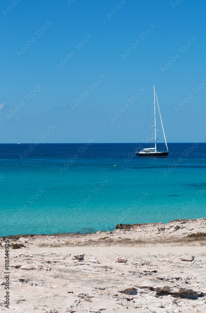 Fomentera, Isole Baleari: una barca a vela a Ses Illetes, una delle spiagge più famose dell’isola, sul versante ovest della penisola Trucador, il 6 settembre 2010 Fomentera, Isole Baleari: una barca a vela a Ses Illetes, una delle spiagge più famose dell’isola, sul versante ovest della penisola Trucador, il 6 settembre 2010