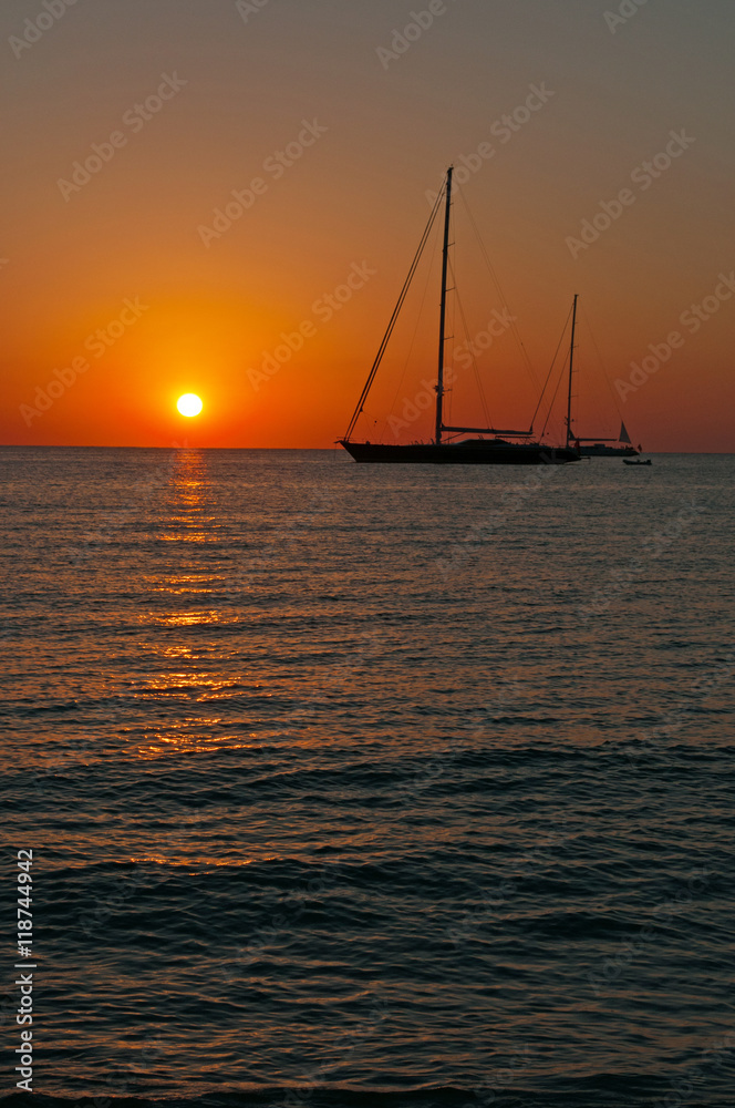 Fomentera, Isole Baleari: barche a vela al tramonto a Ses Illetes, una delle spiagge più famose dell’isola, sul versante ovest della penisola Trucador, il 6 settembre 2010