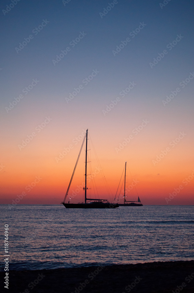 Fomentera, Isole Baleari: barche a vela al tramonto a Ses Illetes, una delle spiagge più famose dell’isola, sul versante ovest della penisola Trucador, il 6 settembre 2010