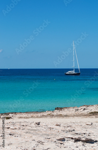 Fomentera, Isole Baleari: una barca a vela a Ses Illetes, una delle spiagge più famose dell’isola, sul versante ovest della penisola Trucador, il 6 settembre 2010