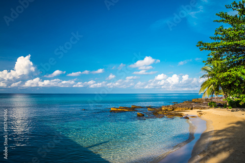 Fototapeta Naklejka Na Ścianę i Meble -  Beautiful tropical island beach summer holiday - Travel vacation concept.
