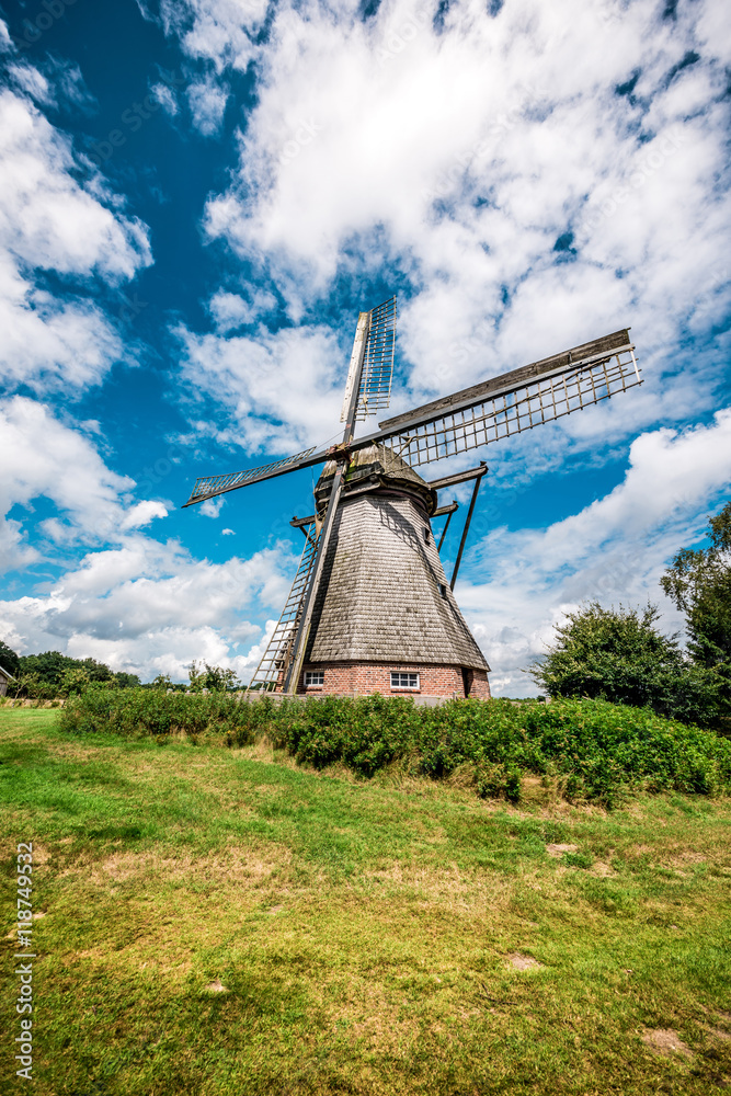 historische Windmühle im Sonnenschein