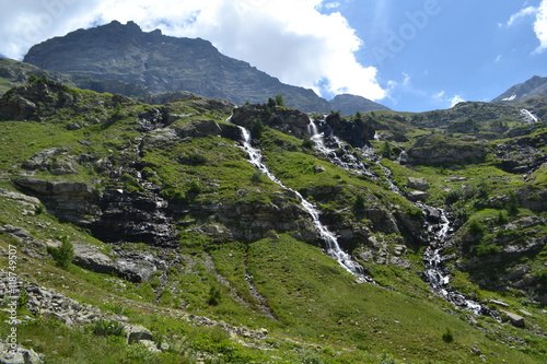 diverse watervallen park Ecrins in de Franse alpen photo