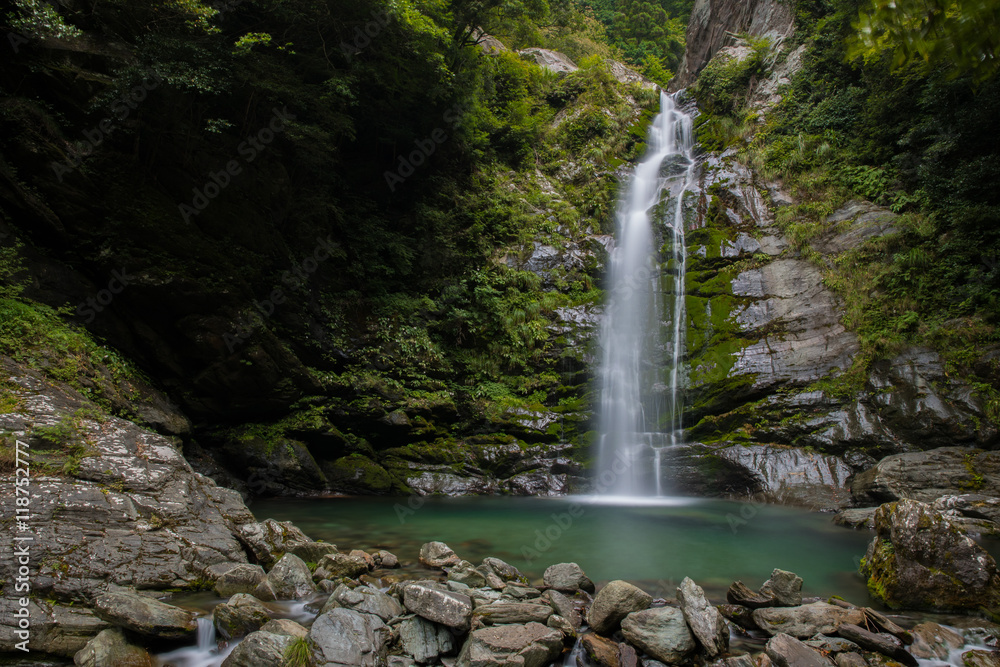 滝と新緑（愛媛県西条市銚子の滝）