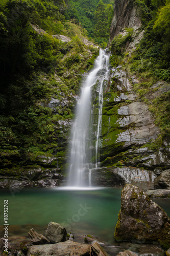 Fototapeta Naklejka Na Ścianę i Meble -  滝と新緑（愛媛県西条市銚子の滝）