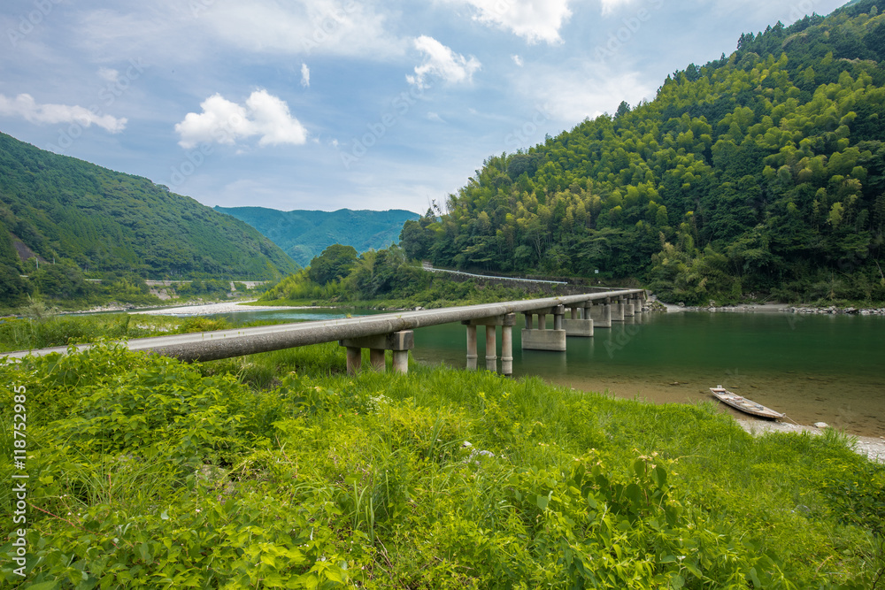 Fototapeta premium 浅尾(あさお)沈下橋(高知県仁淀川)を望む開放的な景観