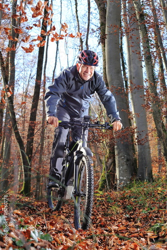 Senior auf dem E-Mountainbike im Wald