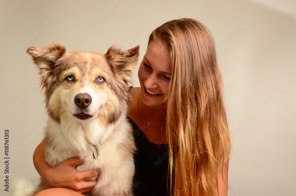 hübsches Mädchen umarmt ihren wolfsähnlichen Hund hübsches Mädchen umarmt ihren wolfsähnlichen Hund