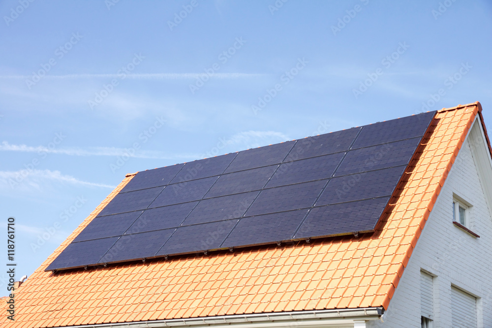Photovoltaikanlage auf dem Dach eines Wohnhauses zur alternativen Energiegewinnung von Ökostrom