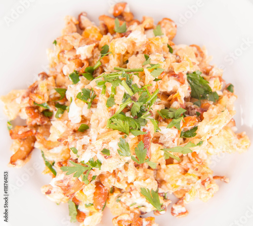 Scrambled eggs with chanterelle and parsley