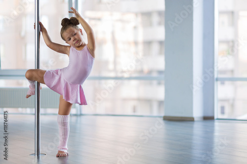 Fototapeta Naklejka Na Ścianę i Meble -  Adorable girl dancer in the ballet studio