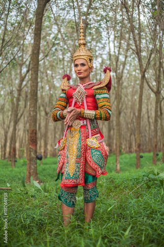 The Nora is a traditional dance of Southern Thailand whose origins lie in various legends of which there are different versions. The choreography of the Nora dance varies from region to region
