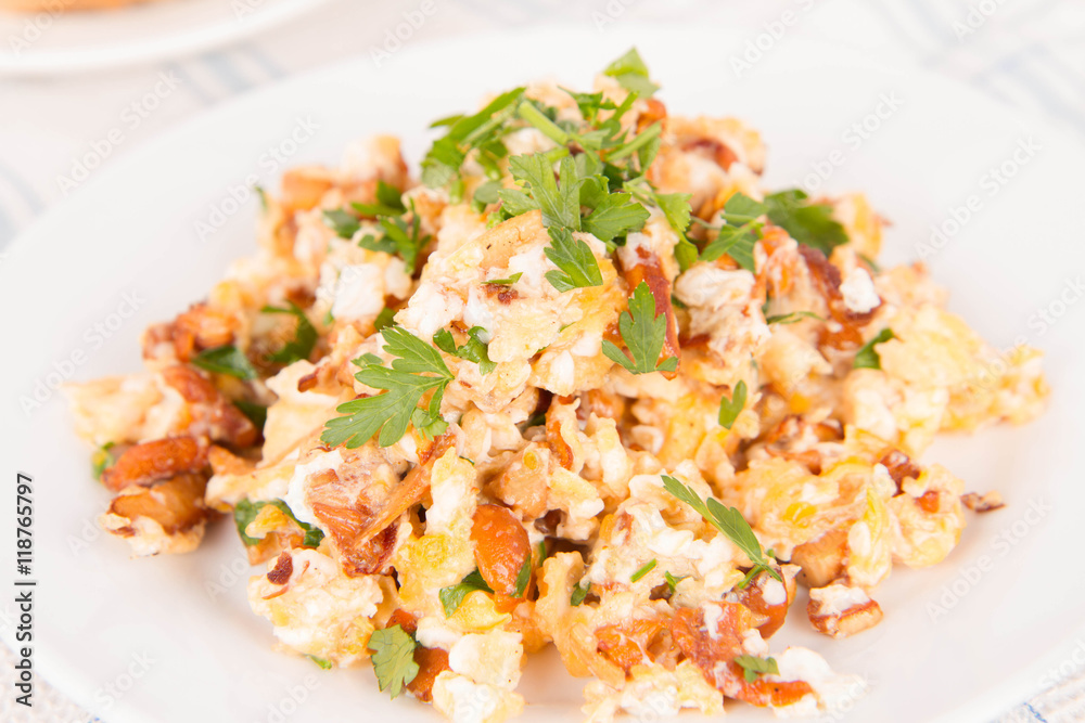 Scrambled eggs with chanterelle and parsley