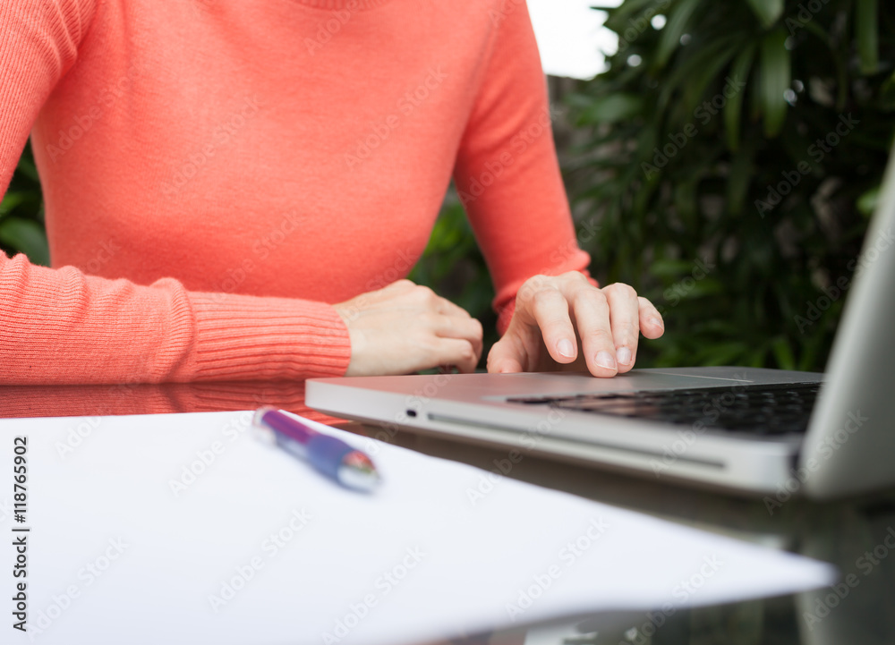 Naklejka premium Girl using laptop. 