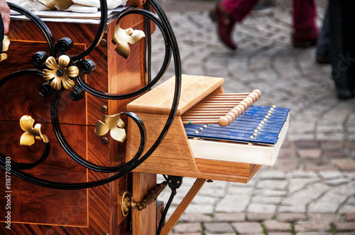 Foto Detail of the hurdy-gurdy on street background