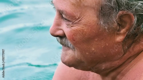 Retraité heureux à la mer en slow motion 500 fps