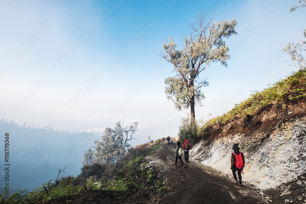 Obraz premium Hikers team walking dawn from the mountain 