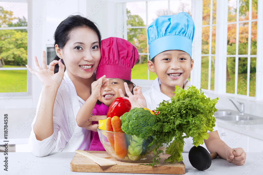 Naklejka premium Family preparing food together