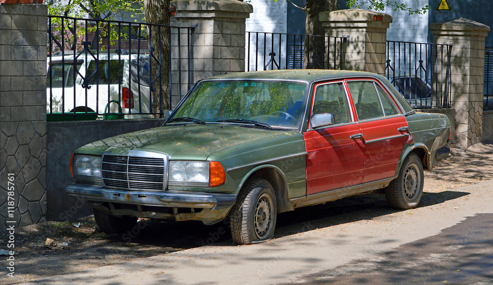 старые заброшенные машины. брошенные машины. заз 965 заброшенный. заброшенные машины в россии. заброшенная военная машина.