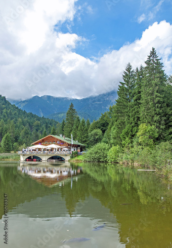 der beliebte Pflegersee bei Garmisch-Partenkirchen,Oberbayern,Deutschland