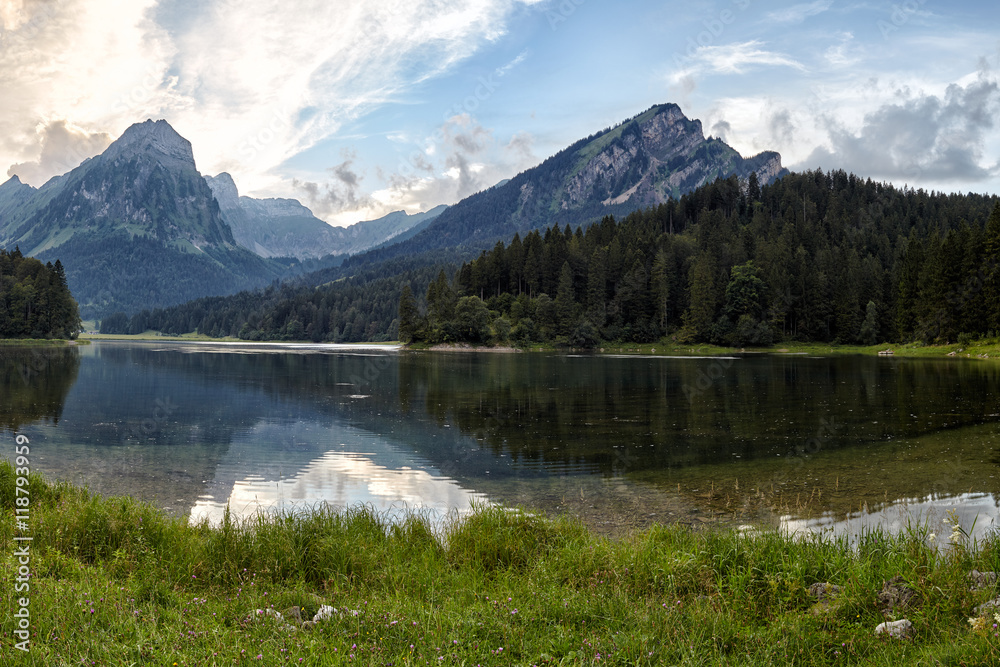 Obersee, Glarner Bergsee, mit Bünnelistock und Bärensolspitz, Abendhimmel mit Wolken, bewaldetes Seeufer