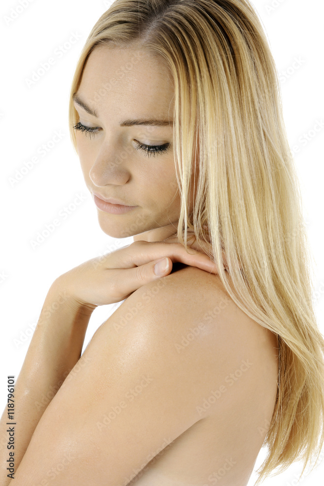 Blonde Frau entspannt und erholt bei Wellness, Spa, Massage, Sauna oder Hautpflege Blonde Frau entspannt und erholt bei Wellness, Spa, Massage, Sauna oder Hautpflege