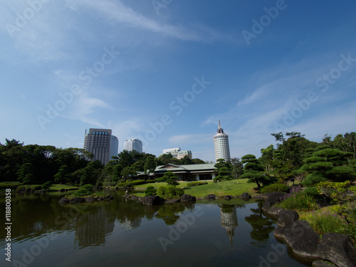 真夏の見浜園から見たビル街
