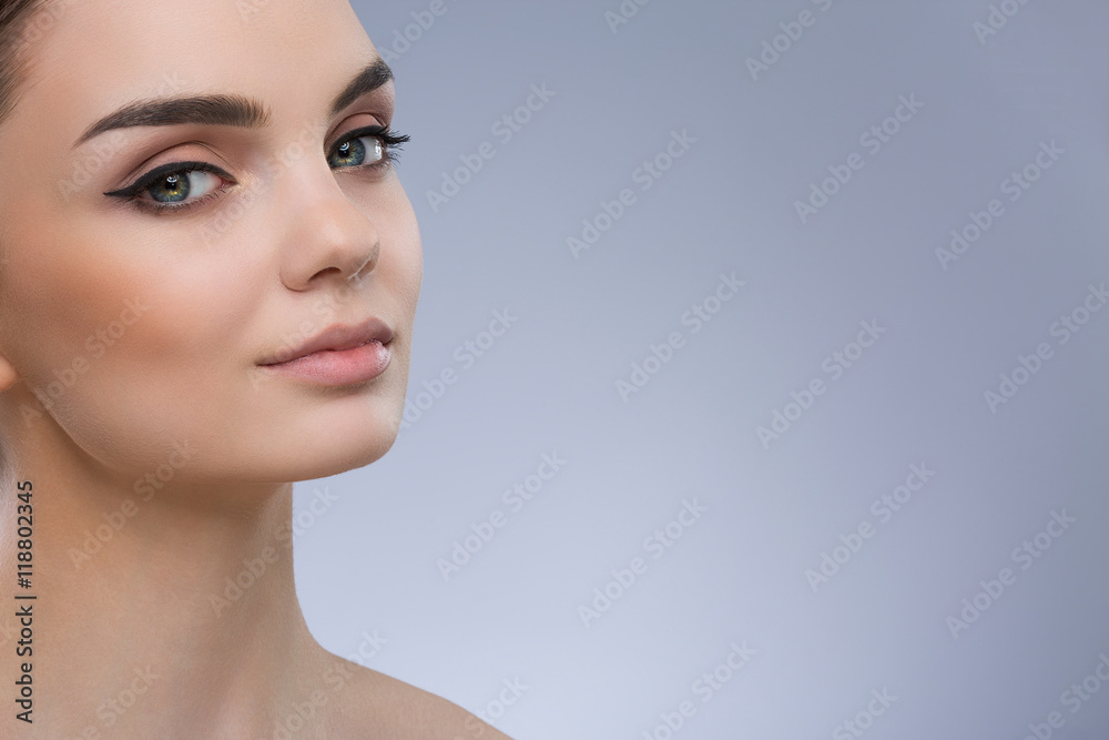 Naklejka premium Lovely model at gray background
