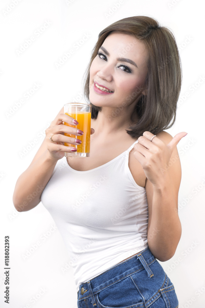Beautiful women who pay attention to health by drinking the juice. Beautiful women who pay attention to health by drinking the juice.