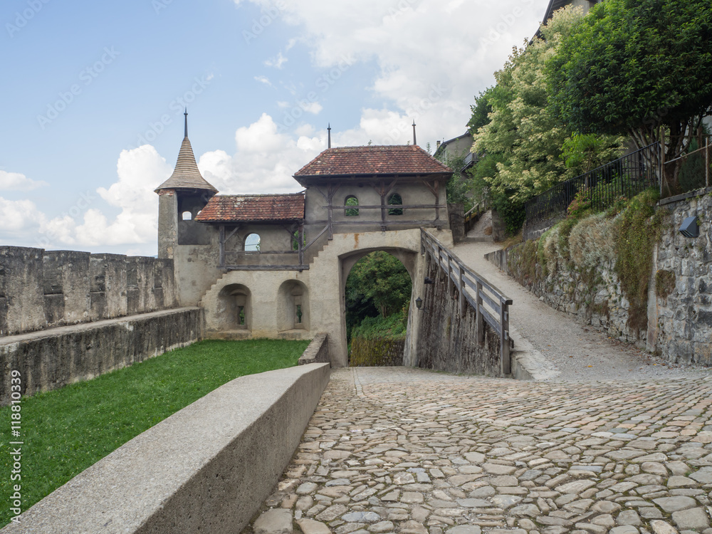 Castillo medieval de St. Germain en Gruyères, con suelo adoquinado y una torre al fondo en un paisaje de verano viajando por Suiza 2016 Castillo medieval de St. Germain en Gruyères, con suelo adoquinado y una torre al fondo en un paisaje de verano viajando por Suiza 2016