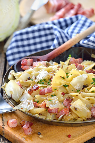 Deftige Österreichische Küche: Krautfleckerl mit Nudeln, Weißkraut und geröstetem Speck - Austrian cuisine: Pasta with stewed white cabbage and bacon photo