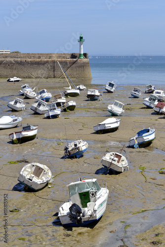 Canvas Print Boats at low tide in the port of Saint-Quay-Portrieux, commune in the Côtes-d'Armor department of Brittany in northwestern France