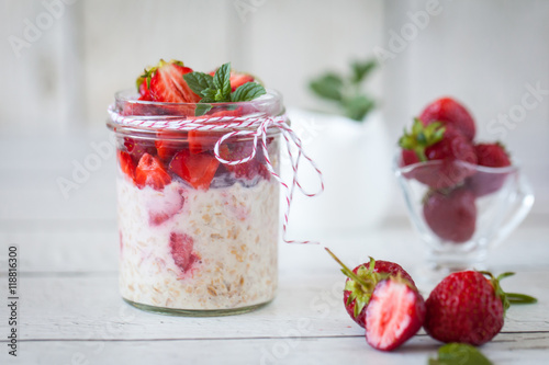 Obraz na plátne Healthy breakfast: overnight oats with fresh strawberries