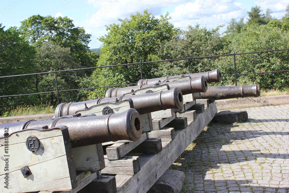 Historische Kanonen bei Schloss Uppsala in Schweden