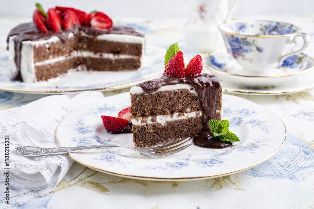 Schokonusskuchen mit Erdbeeren Schokonusskuchen mit Erdbeeren