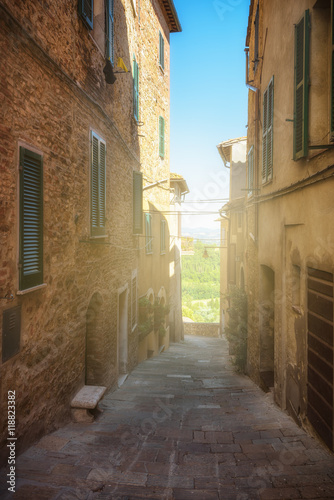 Alleys, streets and crannies in the tourist town in Tuscany, Chi © Jarek Pawlak