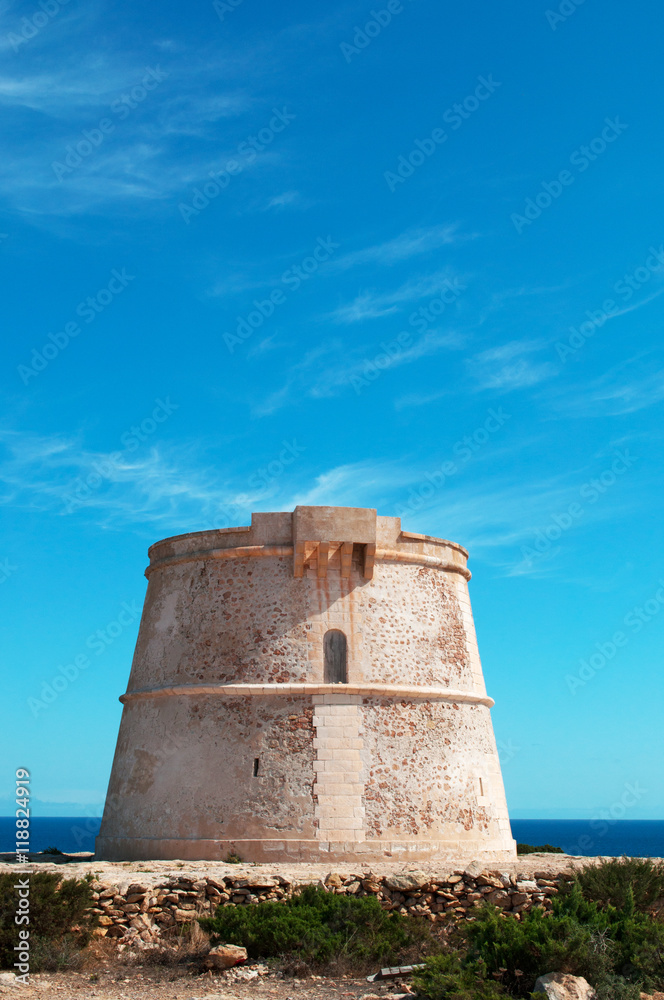Formentera, Isole Baleari: vista della Torre de sa Punta Prima, la torre di guardia del XVII secolo, l'11 settembre 2010