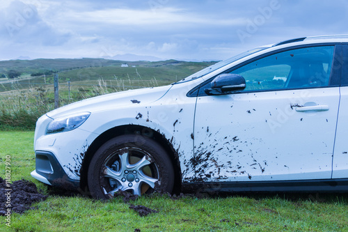 Auto steckt im Schlamm fest